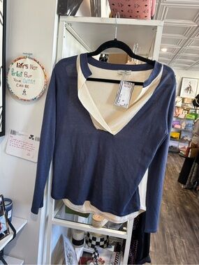 Cortland Park Two-Tone Navy V-Neck Long Sleeve sweater